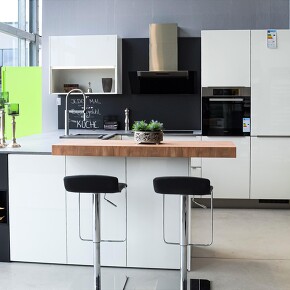 Hochglanz Küche, Quarzstein Arbeitsplatte, Edelstahl-Griffleiste und aufgesetzte Theke aus Eiche Hirnholz Repro Hochglanz Küche, Quarzstein Arbeitsplatte, Edelstahl-Griffleiste und aufgesetzte Theke aus Eiche Hirnholz Repro