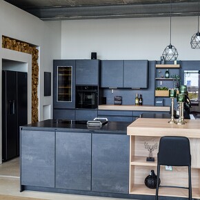 Melaminharzbeschichtete Front in einer schwarzen Betonoptik und Arbeitsplatte aus Naturstein Melaminharzbeschichtete Front in einer schwarzen Betonoptik und Arbeitsplatte aus Naturstein