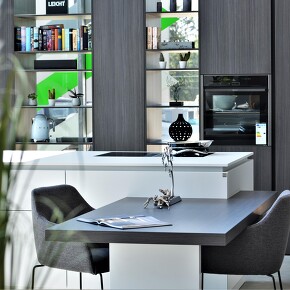 Leicht Küche, Classic FSC Insel in Mattlack-Weiß Merino, Rückseite in Holznachbildung, Merino Uni Arbeitsplatte Leicht Küche, Classic FSC Insel in Mattlack-Weiß Merino, Rückseite in Holznachbildung, Merino Uni Arbeitsplatte