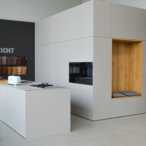 Eine moderne und innovative Leicht Küche mit Kochinsel und einer Holz Sitzecke Eine moderne und innovative Leicht Küche mit Kochinsel und einer Holz Sitzecke