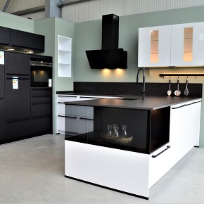 Alpinweiße Hochglanzfront und Keramik Arbeitsplatte aus Basalt schwarz Alpinweiße Hochglanzfront und Keramik Arbeitsplatte aus Basalt schwarz