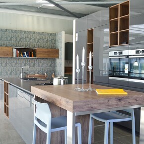 Moderne graue Küche mit einer Lacklaminat-Front, Slim Line Arbeitsplatte und Holz Theke Moderne graue Küche mit einer Lacklaminat-Front, Slim Line Arbeitsplatte und Holz Theke