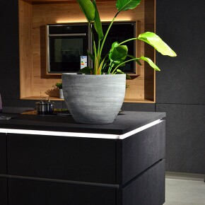 Schwarze Küche mit Holz Rückwand und Backofen, Kücheninsel mit LED-Beleuchtung Schwarze Küche mit Holz Rückwand und Backofen, Kücheninsel mit LED-Beleuchtung