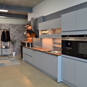 Grifflose Steingrau Küche, Arbeitsplatte und Regalelement aus Balkeneichen Nachbildung und attraktive Beleuchtungseffekte Grifflose Steingrau Küche, Arbeitsplatte und Regalelement aus Balkeneichen Nachbildung und attraktive Beleuchtungseffekte