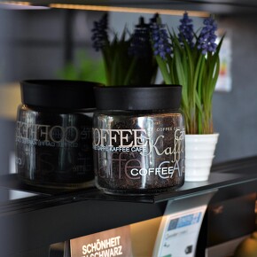 Nischenrückwand aus Glas mit einem Relingsystem Nischenrückwand aus Glas mit einem Relingsystem