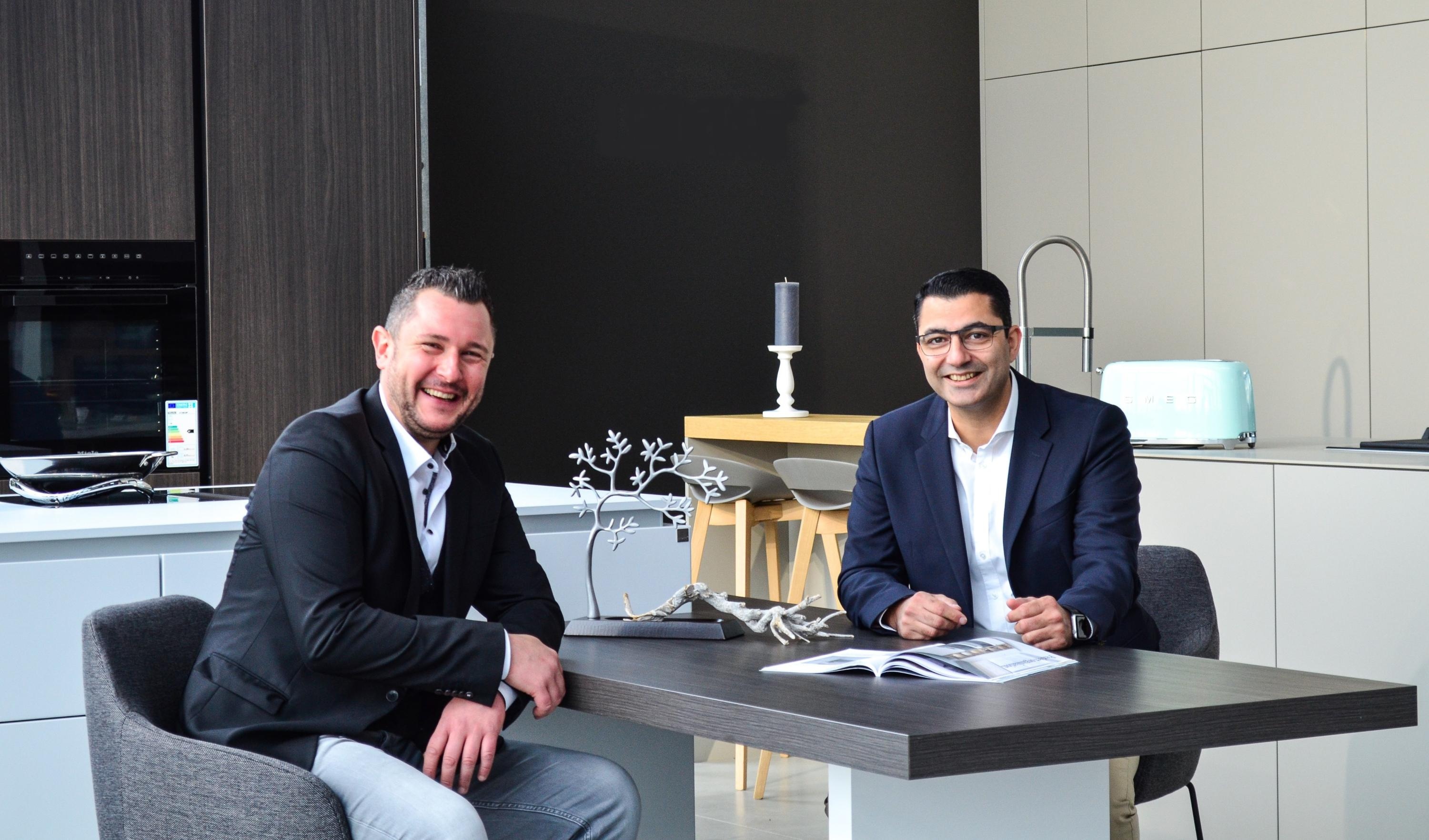 Die Inhaber Kevin Schmidt und Reza Huschyar