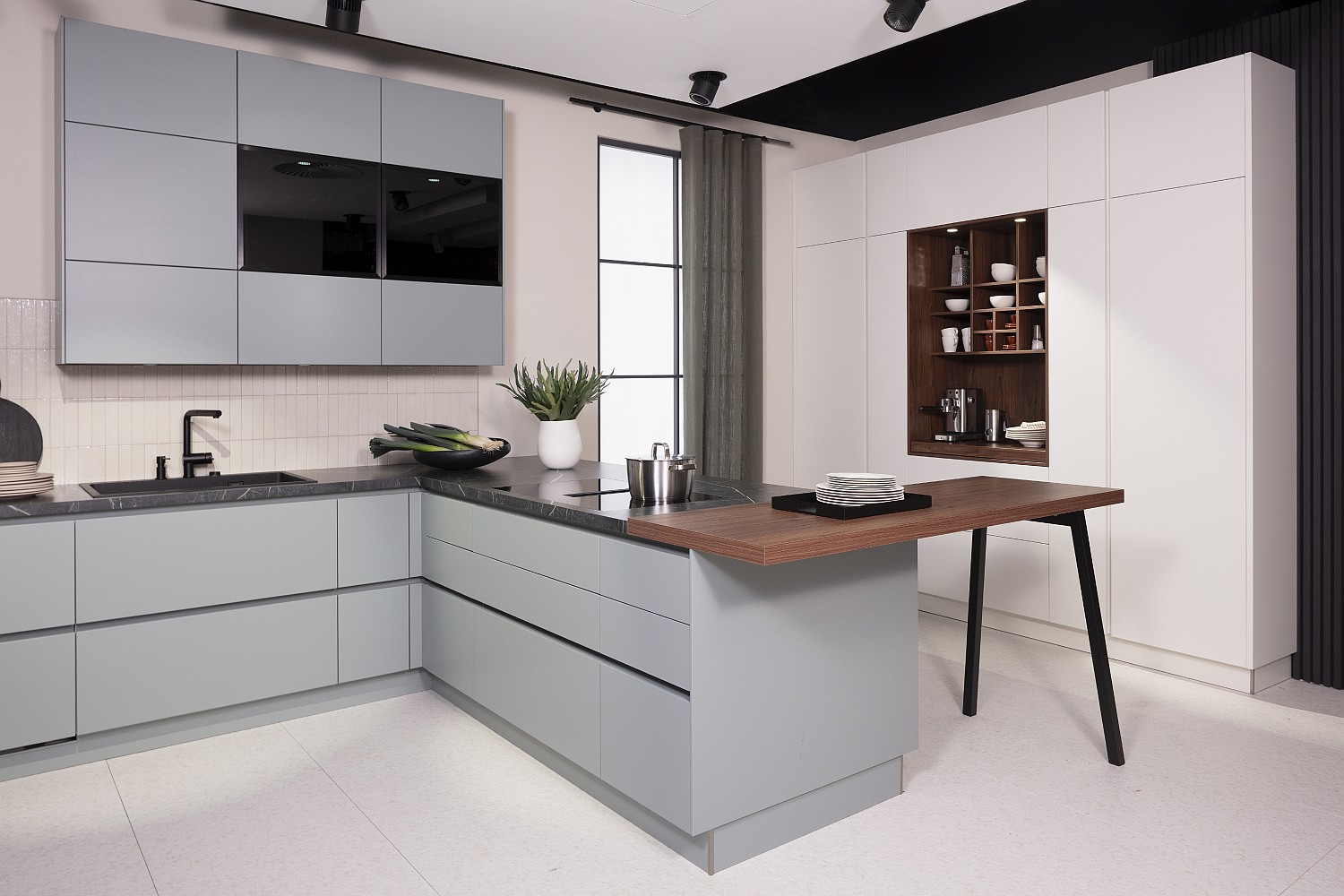 L-Küche Häcker grifflos eukalyptus freistehende Theke mit Thekenaufsatz in dunklem Holz