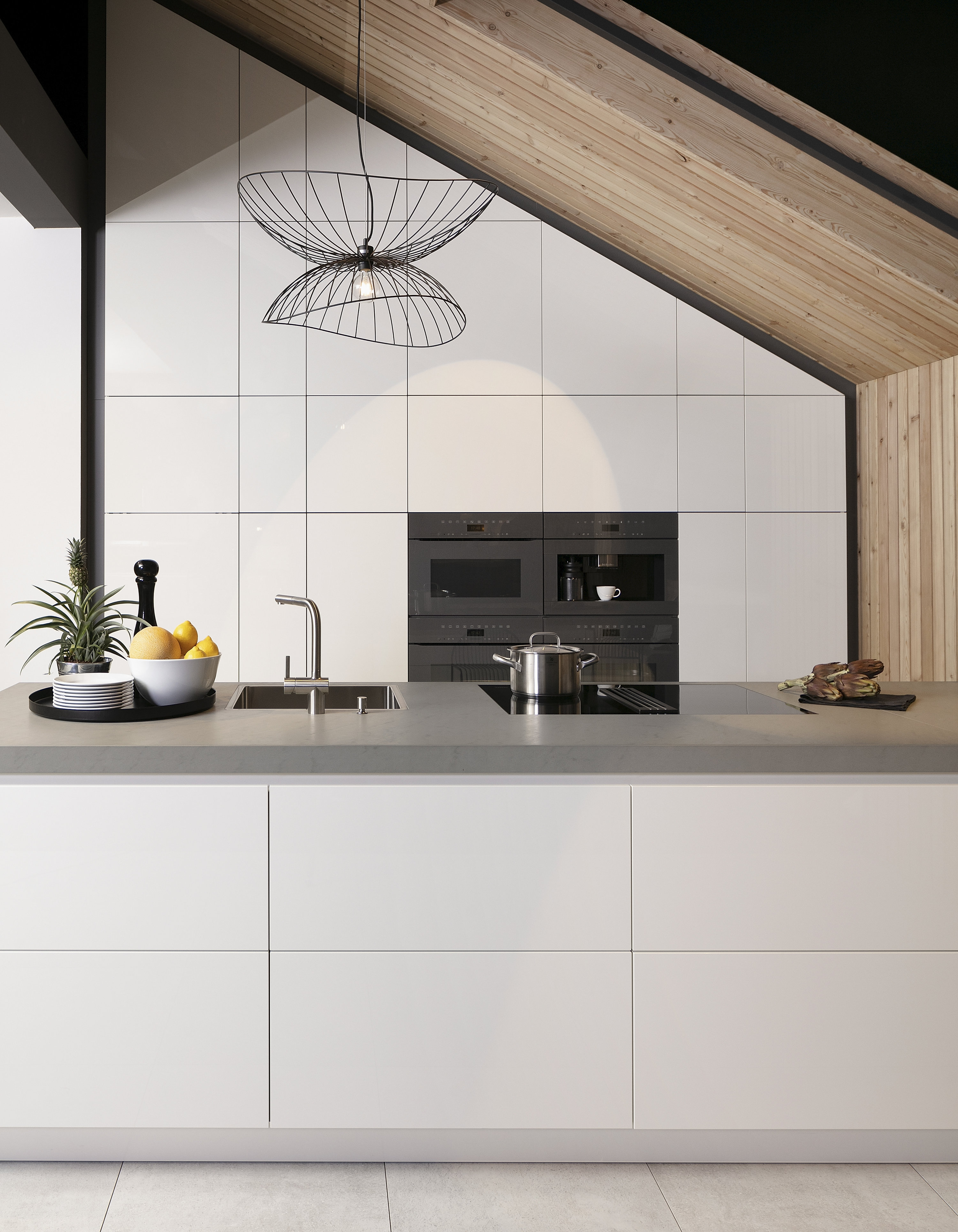 Häcker Dachküche weiß grifflos Einbauschränke Hochschränke