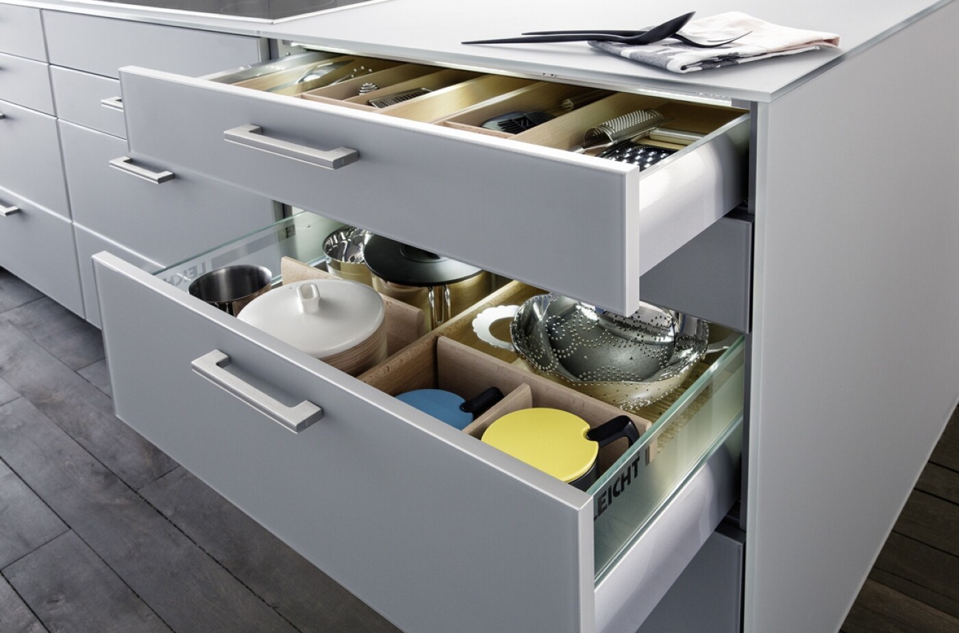 Mit dem Grauton der Küchenfronten harmoniert die Innenorganisation der Schubkästen und Auszüge aus massivem Buchenholz besonders schön. Mit dem Grauton der Küchenfronten harmoniert die Innenorganisation der Schubkästen und Auszüge aus massivem Buchenholz besonders schön.