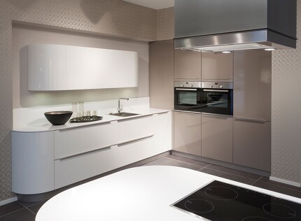 Aufs Bild klicken und die Hochglanzküche größer sehen! Aufs Bild klicken und die Hochglanzküche größer sehen!