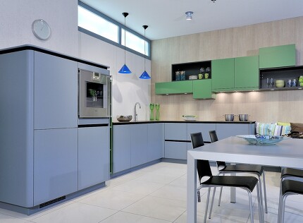 Grifflose Design-Wohnküche mit Esstisch und Sitzbank auf 15 qm. Grifflose Design-Wohnküche mit Esstisch und Sitzbank auf 15 qm.