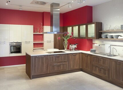 Rot und Weiß verhelfen diesem Küchendesign zu einer schönen Raumgestaltung. Rot und Weiß verhelfen diesem Küchendesign zu einer schönen Raumgestaltung.