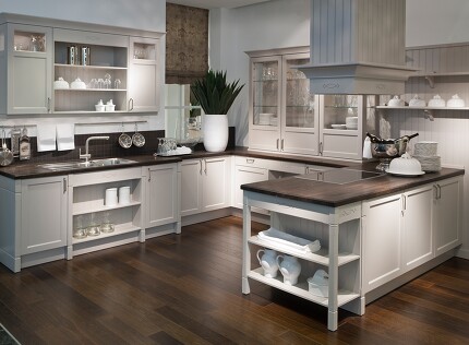 Weiße Wandpaneelen sind charakteristisch für den amerikanischen Country oder Beachhouse Style. Weiße Wandpaneelen sind charakteristisch für den amerikanischen Country oder Beachhouse Style.