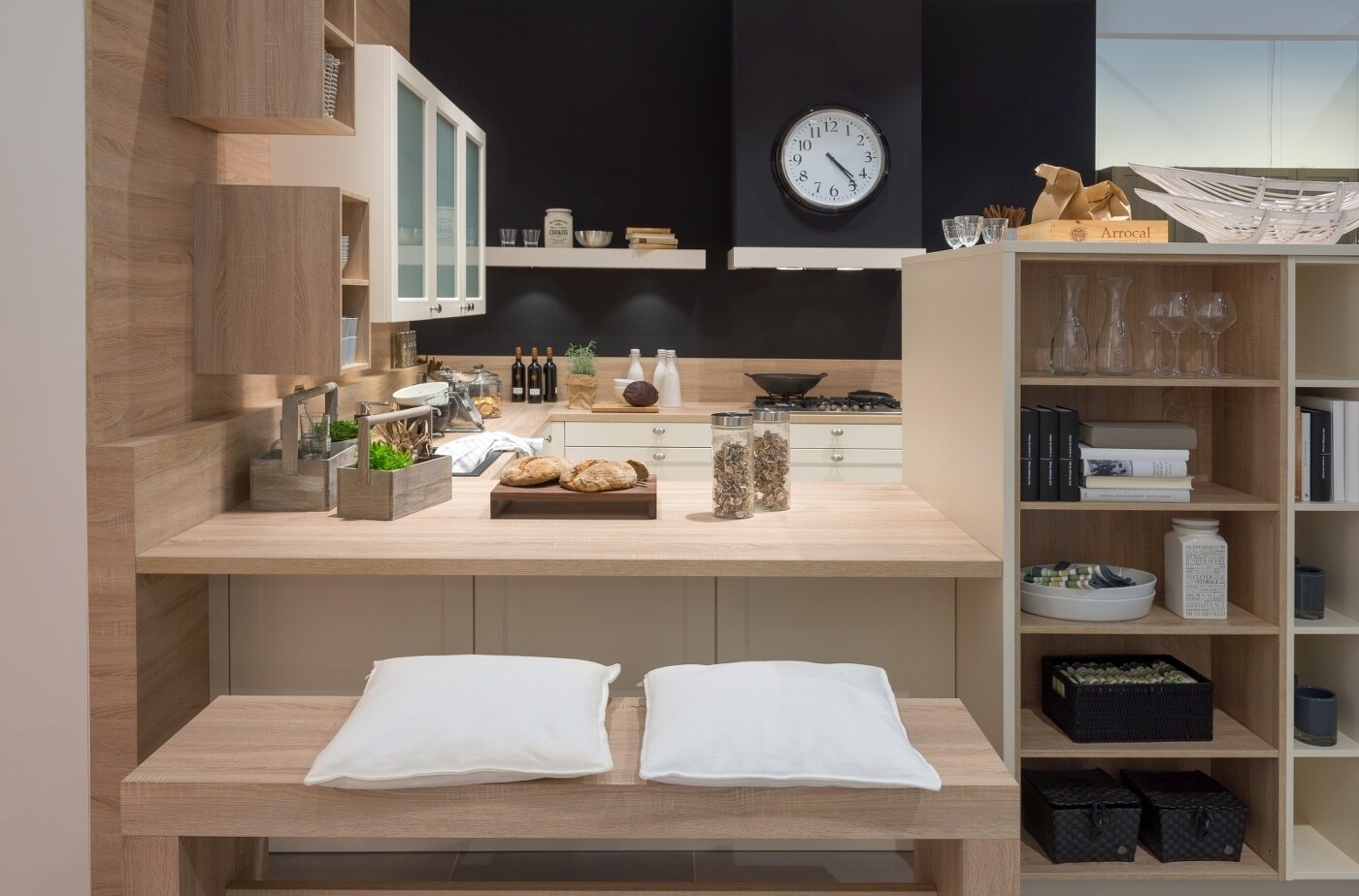 Extra geschickt gelöst: Nach Gebrauch verschwindet die Küchenbank hier unter dem Küchentisch. Extra geschickt gelöst: Nach Gebrauch verschwindet die Küchenbank hier unter dem Küchentisch.