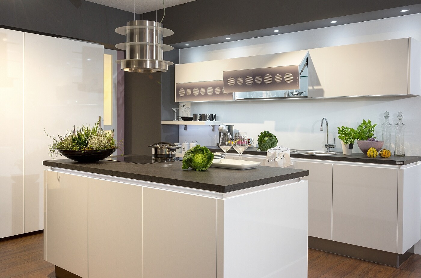 Moderne Küchen machen sich fast unhörbar. Moderne Küchen machen sich fast unhörbar.