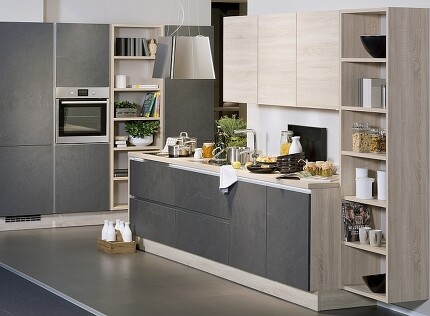 Schiefer lässt sich gut mit Holzfronten kombinieren. Schiefer lässt sich gut mit Holzfronten kombinieren.