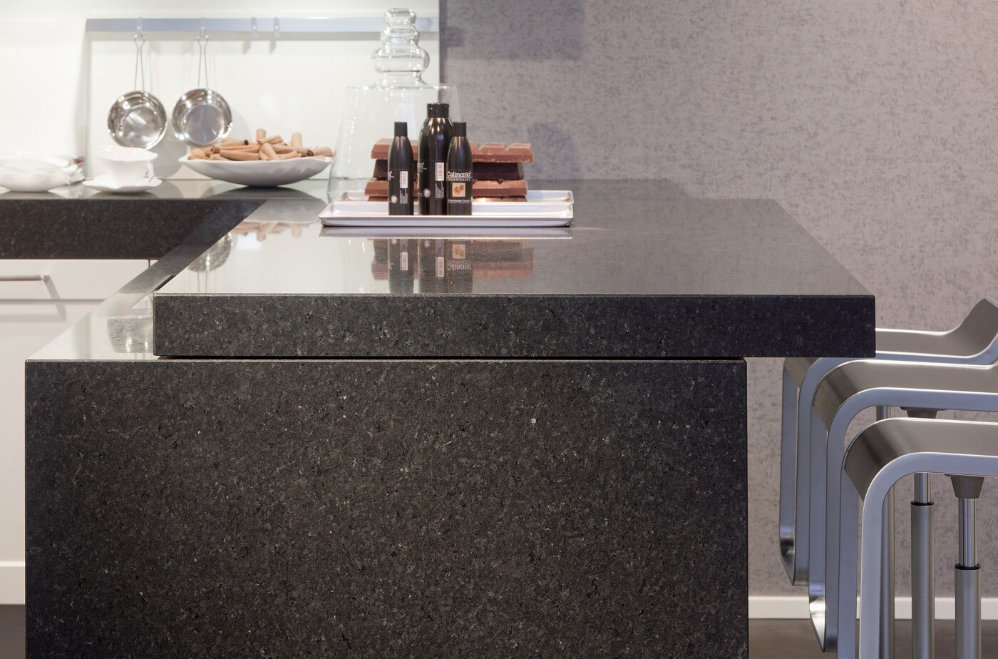 Obacht: Naturstein verträgt keine kalklösenden Reinigungsmittel wie bspw. Essig! Obacht: Naturstein verträgt keine kalklösenden Reinigungsmittel wie bspw. Essig!