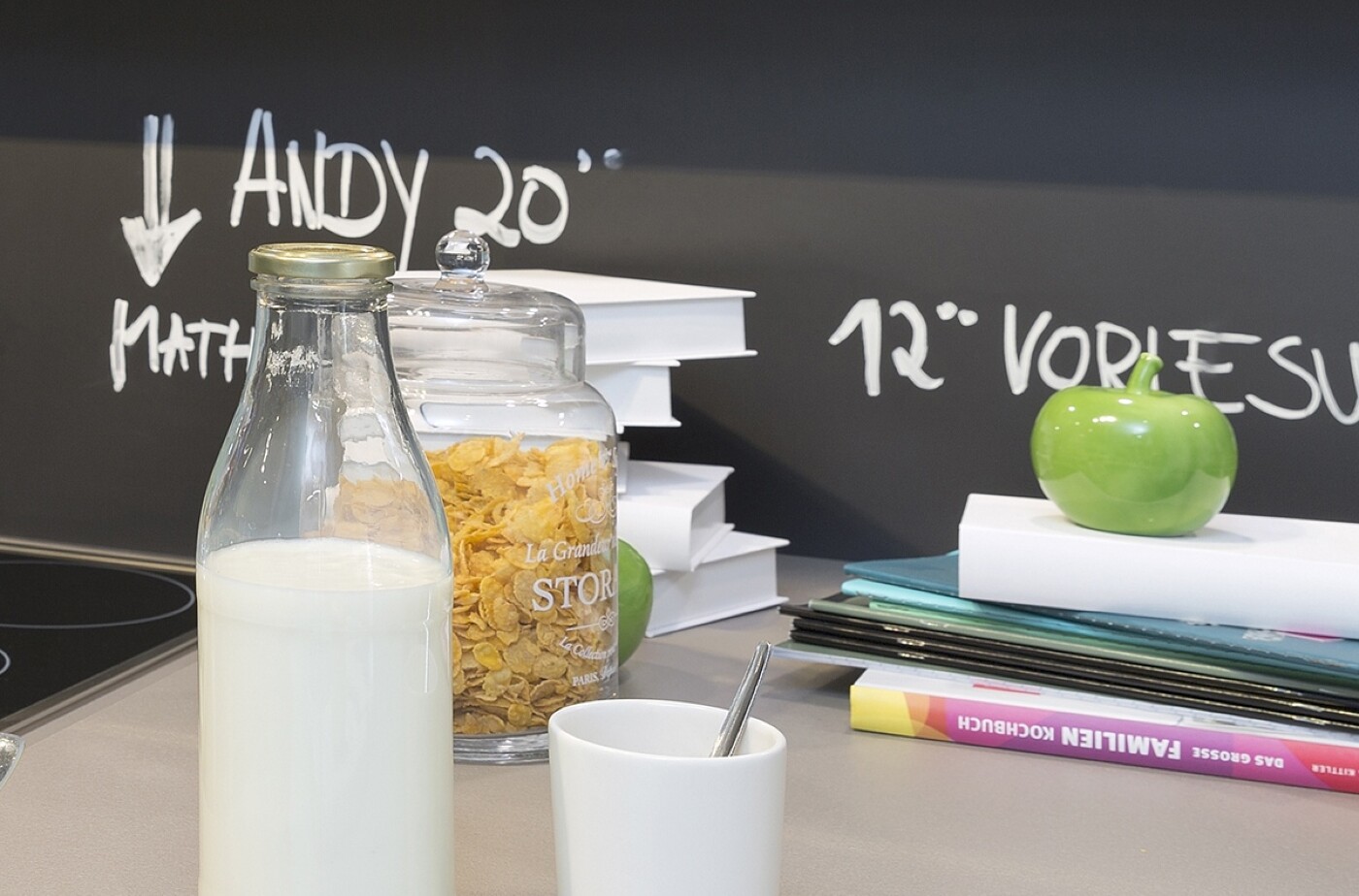 Mit Tafelfarbe wird auch die Nischenrückwand zum schwarzen Brett! Mit Tafelfarbe wird auch die Nischenrückwand zum schwarzen Brett!